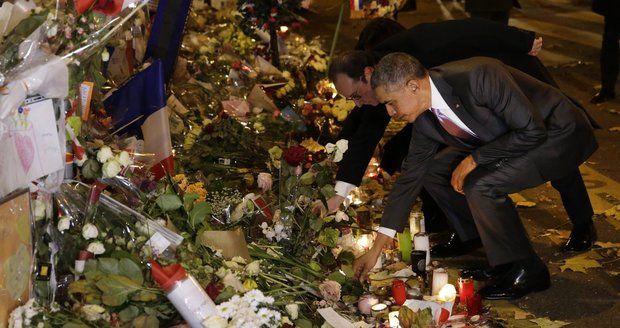 Prezident USA Obama a Francie Hollande uctívají památku obětí teroristů.