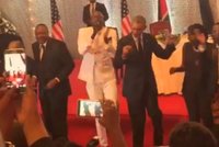Obama tancoval na státní návštěvě Keni. Svými pohyby okouzlil místní