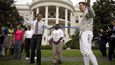 Se světelným mečem to Obama nandal olympijskému šermíři Timu Morehouseovi.