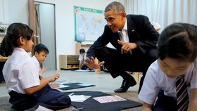 Mezi státnickými povinnostmi si americký prezident Barack Obama našel čas a navštívil uprchlický tábor v malajsijském Kuala Lumpur.