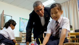 Mezi státnickými povinnostmi si americký prezident Barack Obama našel čas a navštívil uprchlický tábor v malajsijském Kuala Lumpur.