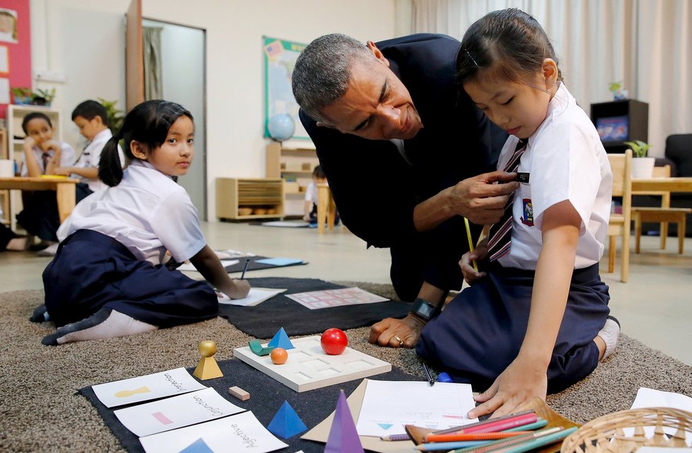 Mezi státnickými povinnostmi si americký prezident Barack Obama našel čas a navštívil uprchlický tábor v malajsijském Kuala Lumpur.
