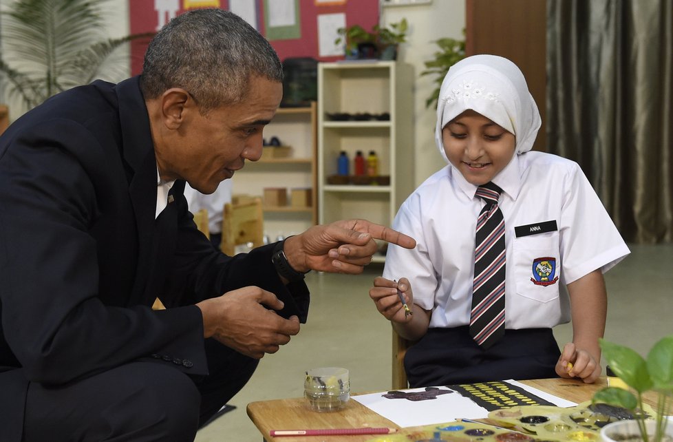 Mezi státnickými povinnostmi si americký prezident Barack Obama našel čas a navštívil uprchlický tábor v malajsijském Kuala Lumpur.