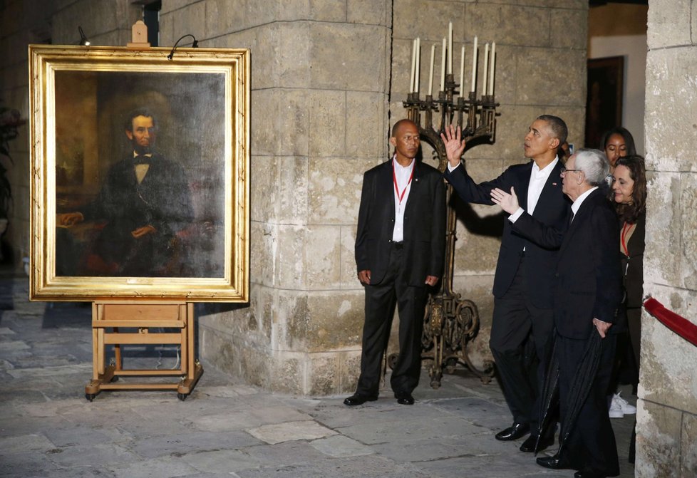 Prezident Barack Obama s rodinou přiletěl na návštěvu Kuby. Nejdříve si prohlédl Starou Havanu.