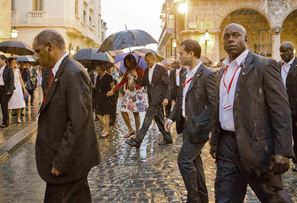 Prezident Barack Obama s rodinou přiletěl na návštěvu Kuby. Nejdříve si prohlédl Starou Havanu.