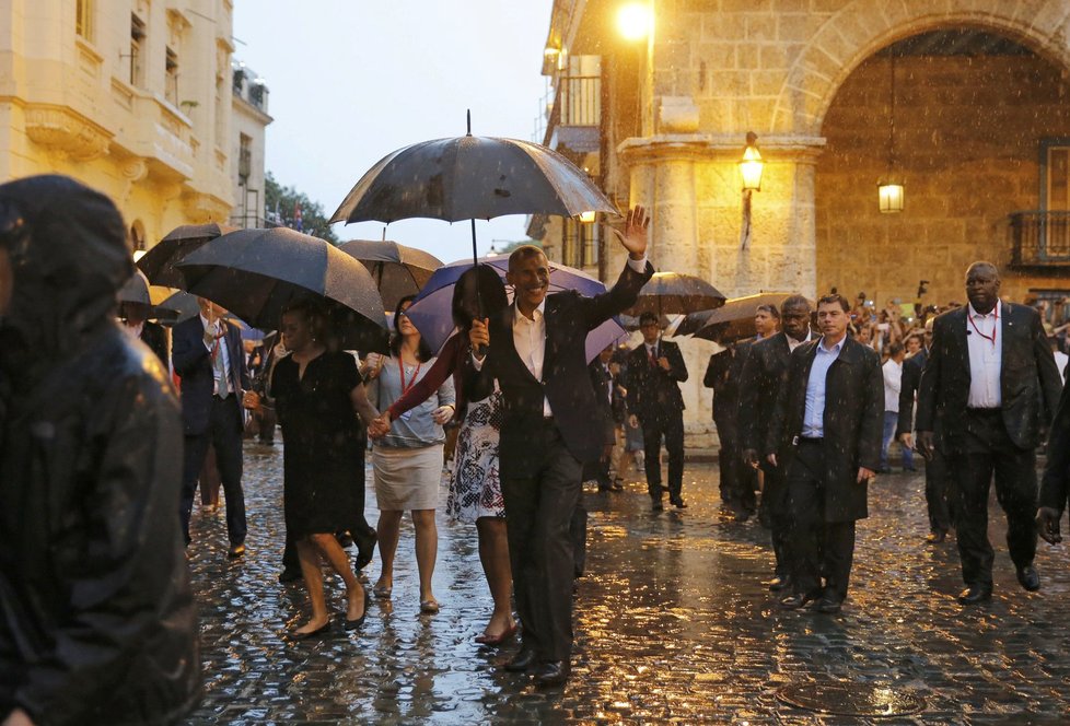 Prezident Barack Obama s rodinou přiletěl na návštěvu Kuby. Nejdříve si prohlédl Starou Havanu.