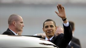 Obama v Ruzyni nastupuje do limuzíny