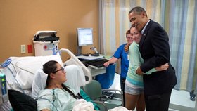 Prezident Barack Obama objímá Stephanie Davies, která zachránila život své kamarádce Allie Young (vlevo)