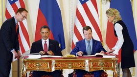 Obama s Medveděvem měnili v Praze dějiny