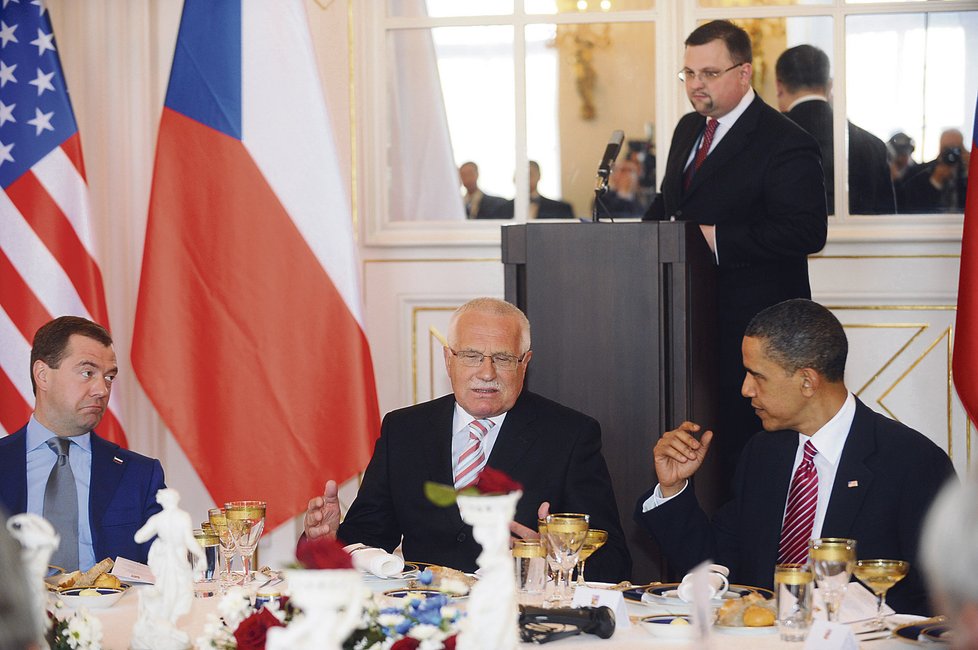 Trumpův předchůdce Barack Obama při své druhé návštěvě Prahy jednal v roce 2010 s Dmitrijem Medveděvem. Oba prezidenty tehdy přivítal Václav Klaus.