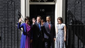 Obamovi na legendární Downing Street 10 s premiérem Davidem Cameronem a jeho ženou Samanthou, která v modrobílých šatech dokazuje, že šarm není přímo úměrný ceně modelu. Hedvábná kreace od Petera Pilotta přijde na 2 360 liber...