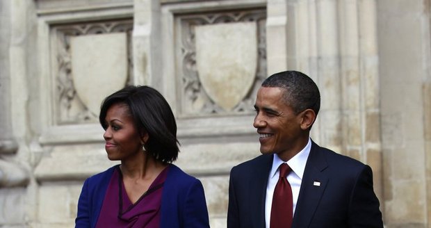Barack s Michelle navštívili Westminsterské opatství a poté zamířili na Downing Street za premiérem Cameronem. Barevně byli vyladěni bezchybně, Michelle opět měla model, jenž zdůrazňuje pas. Pocházel od Roxandy Ilincic a jeho cena je 815 liber.
