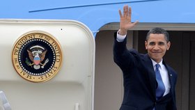 Barack Obama se u vchodu do Air Force One loučí s českou veřejností.
