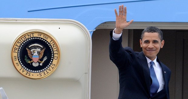 Barack Obama se u vchodu do Air Force One loučí s českou veřejností.