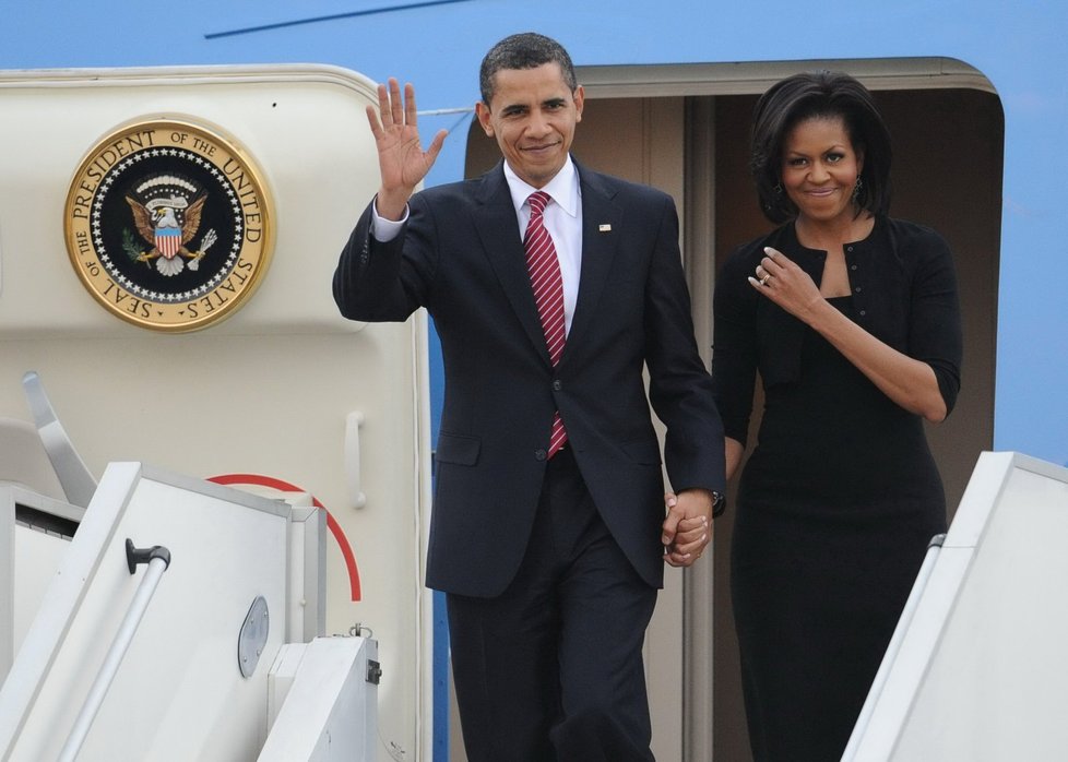 Nejslavnější manželský pár světa, prezident USA Barack Obama s manželkou Michelle právě přistál na ruzyňském letišti