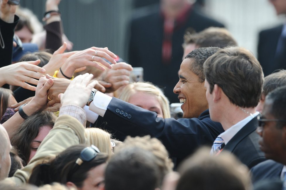 Po projevu zažila šok Obamova ochranka. Obama si totiž šel potřást rukou s lidmi z davu.