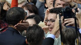 Prezidenta USA Baracka Obamu pohladil jeden z mužů v davu. Podle ochranky nebyl nebezpečný.