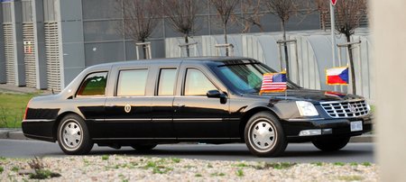 V zadním okénku limuzíny je vidět tvář Obamy. Jeho opancéřovaný vůz vjíždí do hotelu Hilton