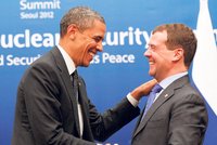 Mikrofony zachytily tajný rozhovor Obamy a Medveděva!