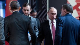 Americký prezident Barack Obama (vlevo) a jeho ruský prezident Vladimir Putin při potřesení rukou na summitu v Peru