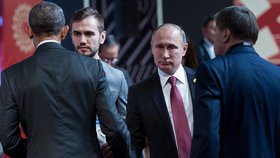 Americký prezident Barack Obama (vlevo) a jeho ruský prezident Vladimir Putin při potřesení rukou na summitu v Peru