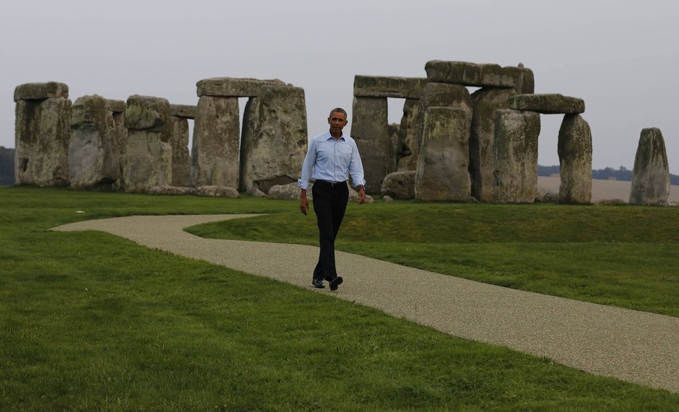 Obama při prohlídce Stonehenge v Anglii.