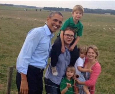 Obama se vyfotil s rodinkou, která měla z této nečekané návštěvy prezidenta USA ohromnou radost.