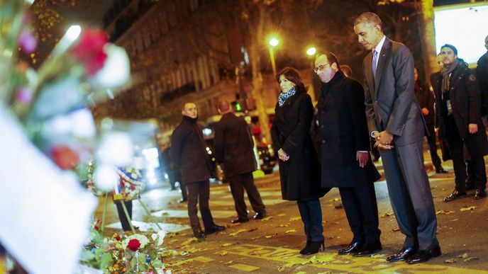 Obama uctil památku pařížských útoků (30. listopadu 2015)