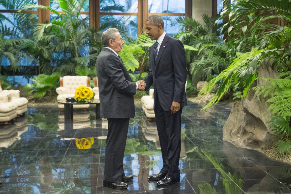 Americký prezident Barack Obama zahájil na Kubě historické jednání s kubánským vůdcem Raúlem Castrem.