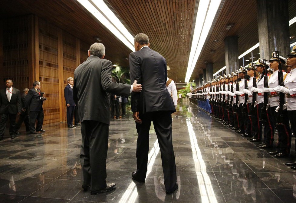 Americký prezident Barack Obama zahájil na Kubě historické jednání s kubánským vůdcem Raúlem Castrem.