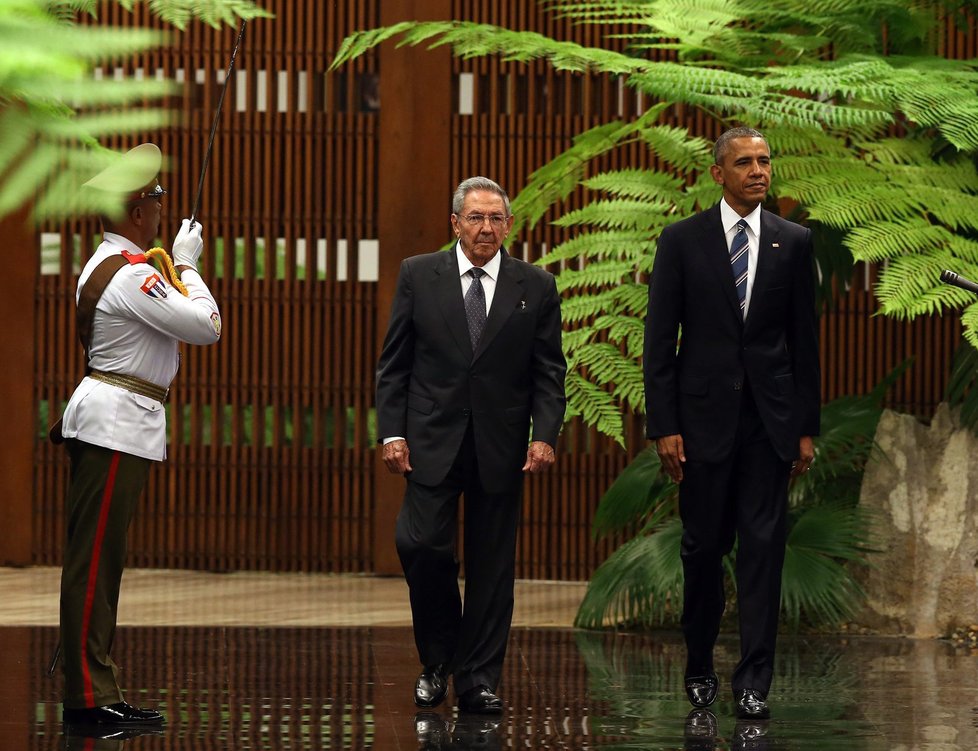 Americký prezident Barack Obama zahájil na Kubě historické jednání s kubánským vůdcem Raúlem Castrem.