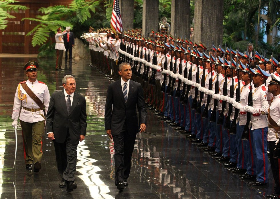 Americký prezident Barack Obama zahájil na Kubě historické jednání s kubánským vůdcem Raúlem Castrem.