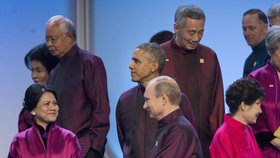 Putin a Obama na summitu APEC v Pekingu, v roce 2014 státníci oblékli tradiční tchang-čuang saka.