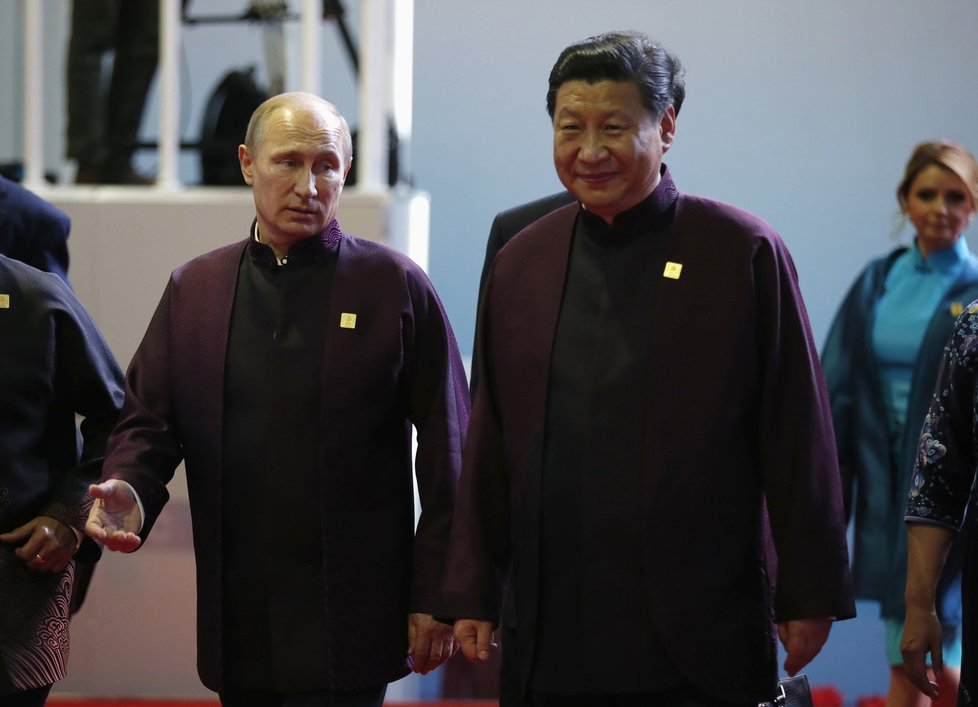 Ruský prezident Putin v doprovodu čínské hlavy státu Si Ťin-Pchinga při summitu APEC v Pekingu