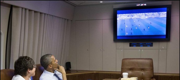 Obama fandil USA v Air Force One. Naštval ho gól Němce Müllera