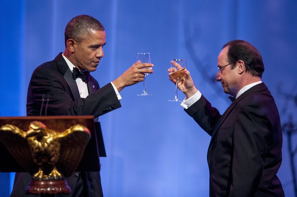 Americký a francouzský prezident si společně připili šampaňským.