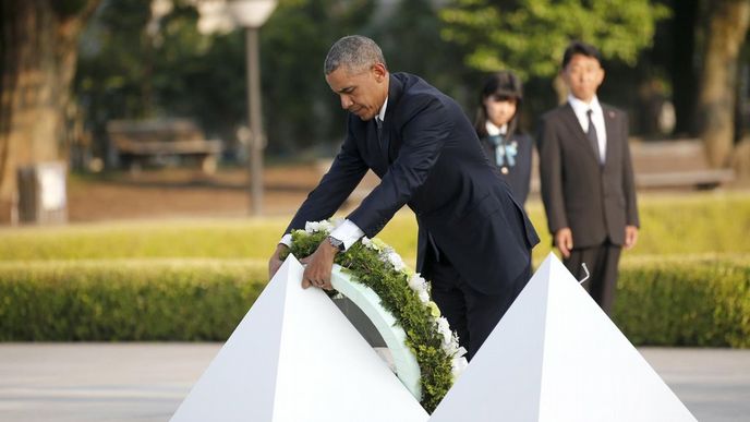 Obama v Hirošimě u Památníku míru (27. května)