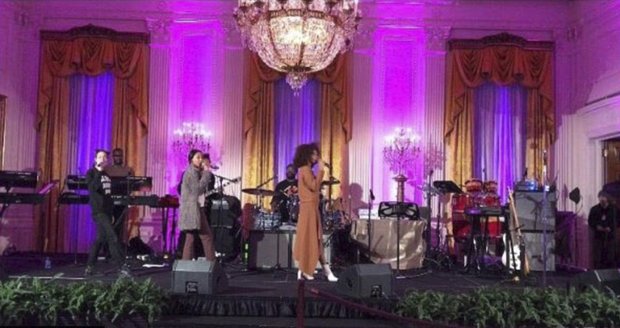 Zpěvačka Solange během svého vystoupení v Bílém domě