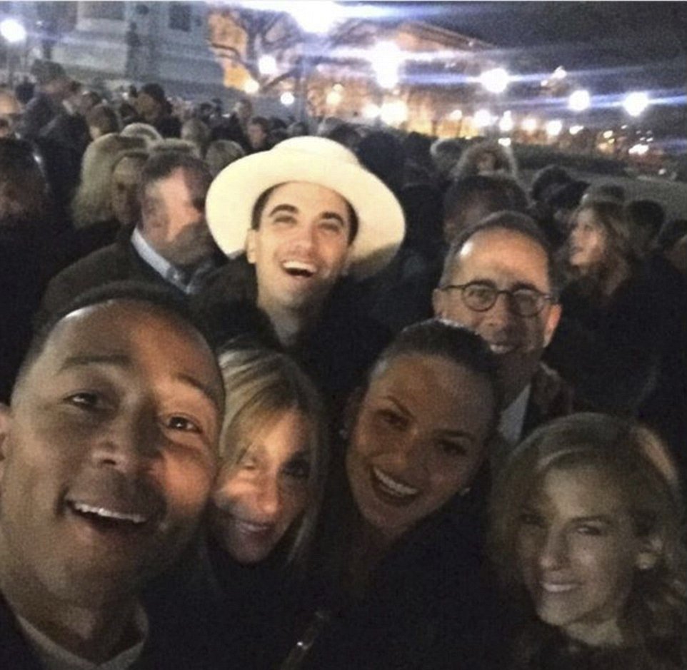 John Legend a Chrissy Teigen vedle Jerryho a Jess Seinfeldových na selfíčku, které pořídil DJ Cassidy.