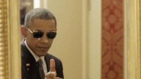 Obama je prostě komik - ve videu na sebe dělá ksichty v zrcadle