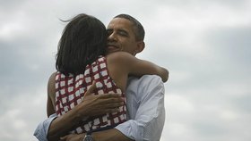 Další čtyři roky, to je vzkaz, který Obama napsal na svůj účet na twitteru k fotografii, kde se objímá se svou ženou Michele