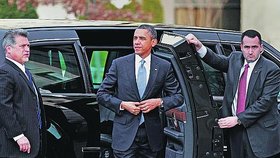 Obama vystupuje z opancéřované limuzíny