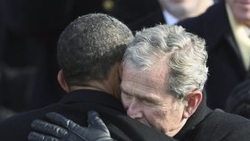 loučení prezidentů: Obama a Bush v obětí před Kapitolem