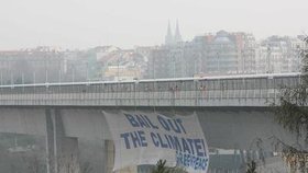 Transparent, který na Nuselském mostě vyvěsili aktivisté Greenpeace.