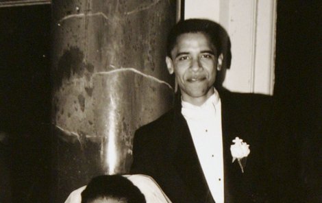 Michelle a Barack Obamovi na svatební fotografii z roku 1992...