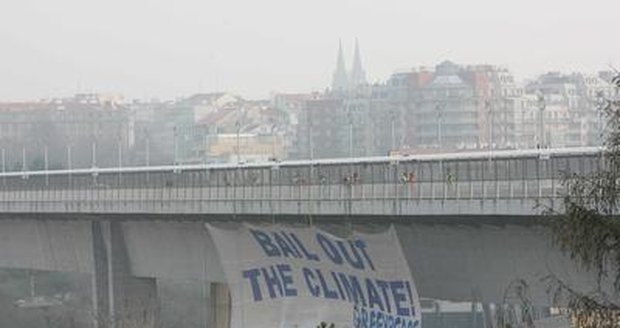 Transparent, který na Nuselském mostě vyvěsili aktivisté Greenpeace.