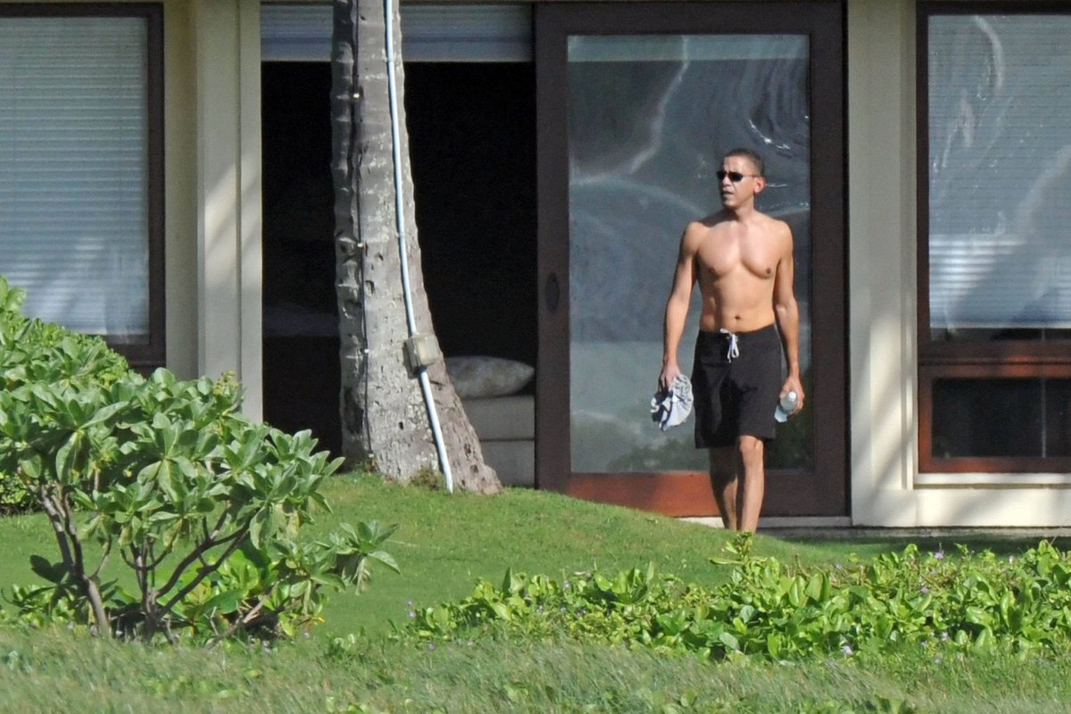 Barack Obama (52) Polonahý Obama na Havaji. Za vzhled hlavy státu se Američané nemusejí st ydět.