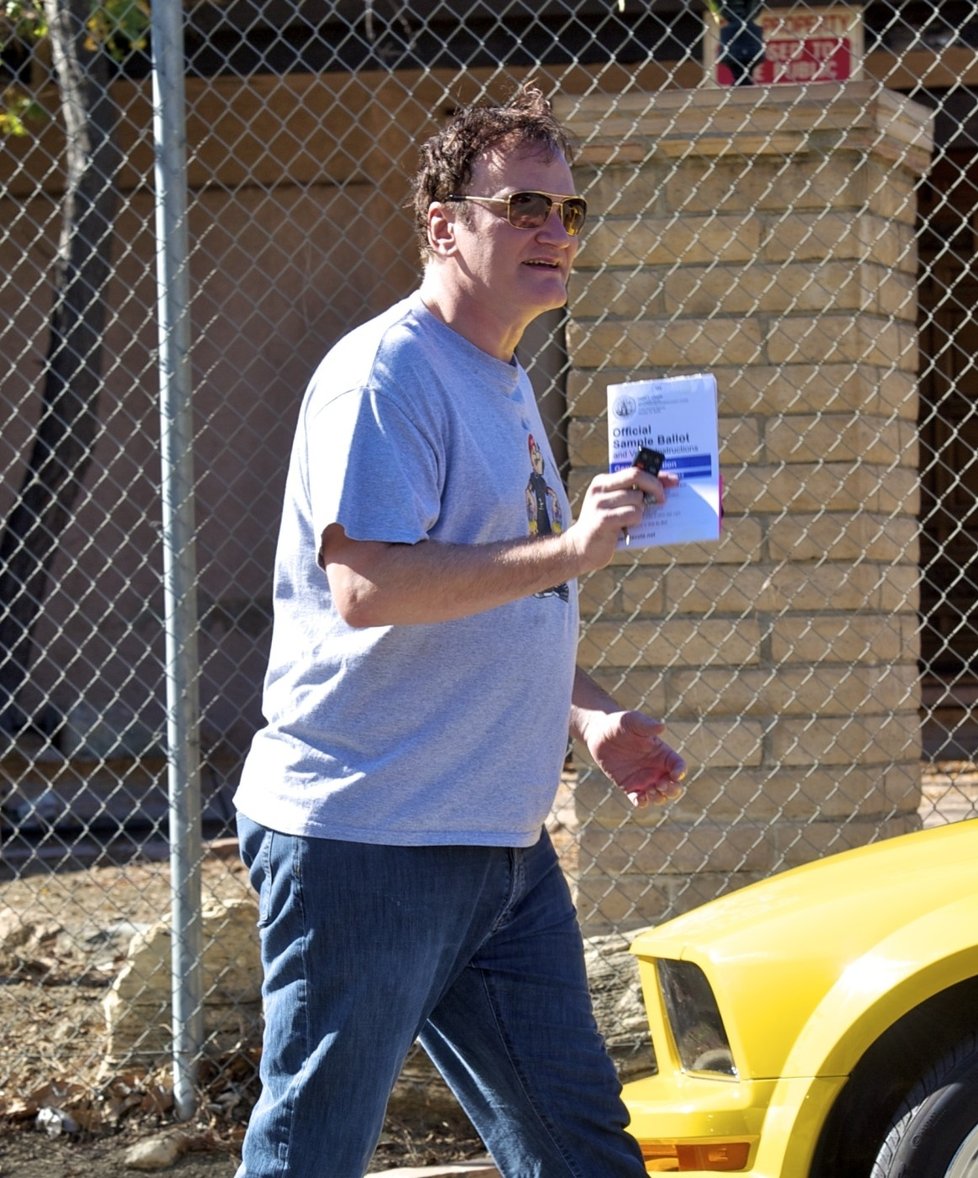 Režisér Quentin Tarantino na cestě k volbám