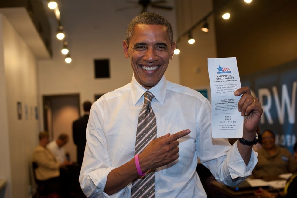 Takhle volil Barack Obama. Svůj hlas odevzdal už v říjnu. Koho asi volil?