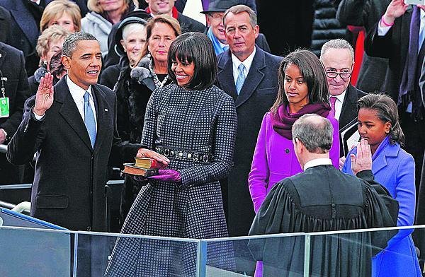 Barac Obama skládá iaugurační přísahu.